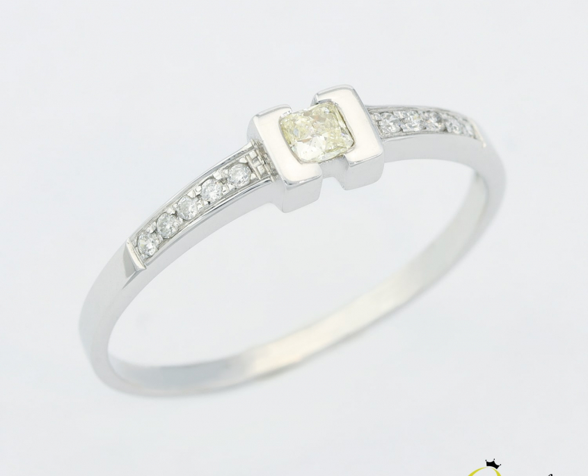 Az eljegyzesi gyuru, amely egy csodas helyen varakozott - ekszerblog.hu