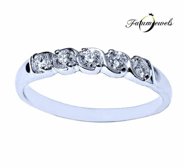 A hétköznapi embereknek is különleges az eljegyzési gyűrű átadásának pillanata - ekszerblog.hu