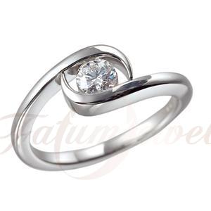 A hétköznapi embereknek is különleges az eljegyzési gyűrű átadásának pillanata - ekszerblog.hu