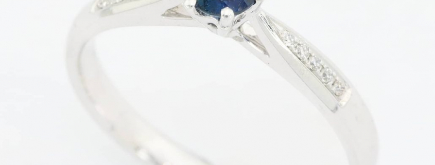 Tökéletes tengerparti lánykérés a tökéletes eljegyzési gyűrűvel - ekszerblog.hu