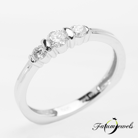 Háromköves fehérarany gyémánt eljegyzési gyűrű